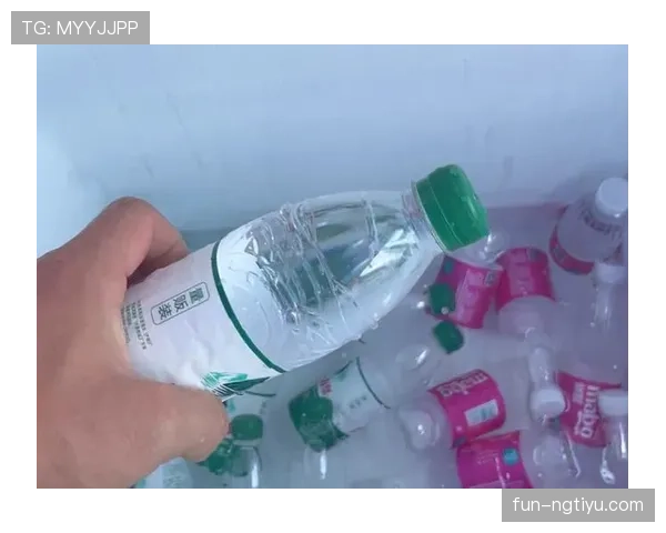 特雷·杨家的冰箱里塞满了能量饮料，训练完直接拿瓶当水喝